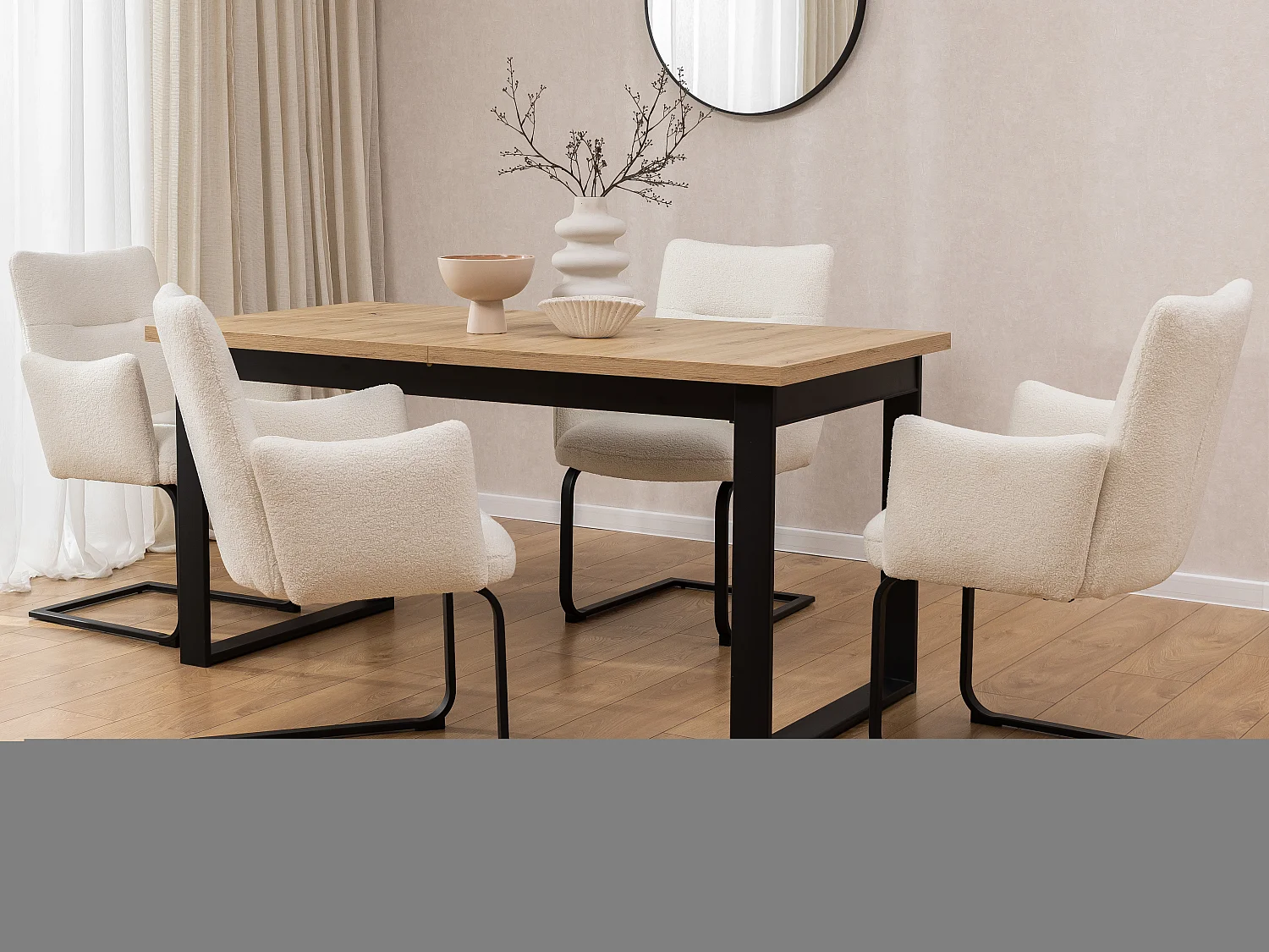 Chaise rembourrée au design moderne, en bouclé blanc, avec accoudoirs et piètement luge en métal noir - Hera