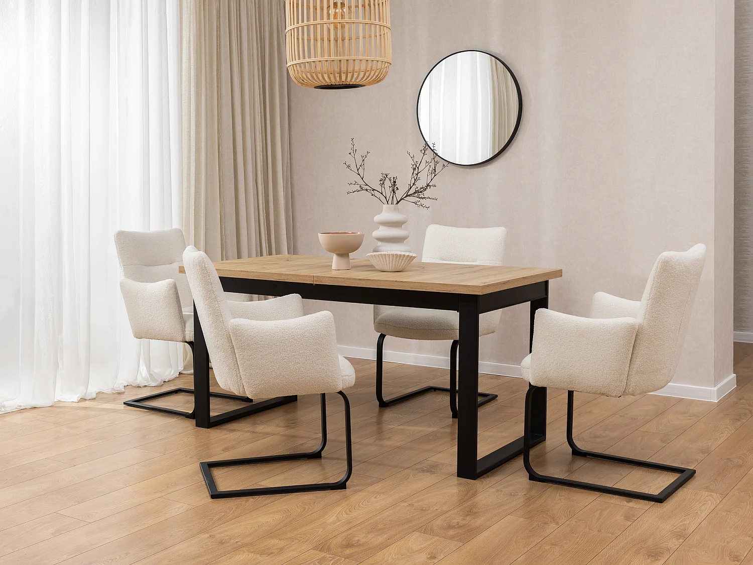 Chaise rembourrée au design moderne, en bouclé blanc, avec accoudoirs et piètement luge en métal noir - Hera