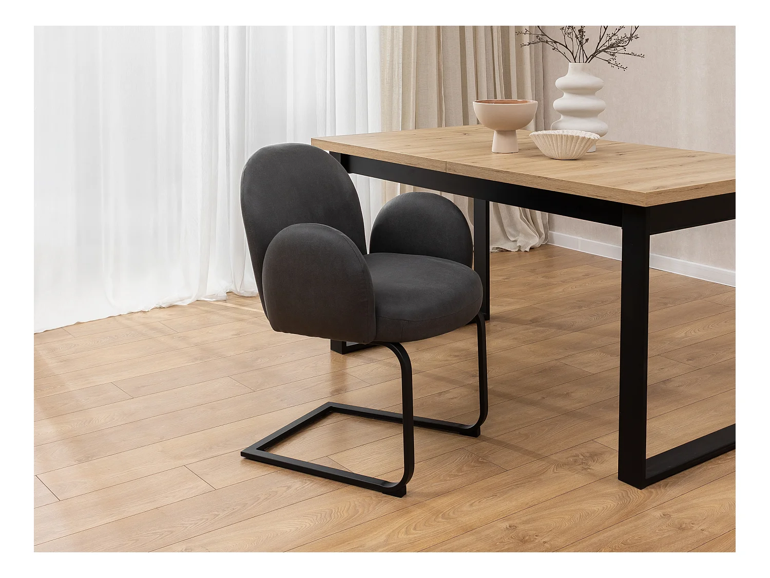 Lot de 2 chaises rembourrées de style Japandi au design arrondi, en microfibre anthracite effet vintage avec une structure en métal noir - Vela