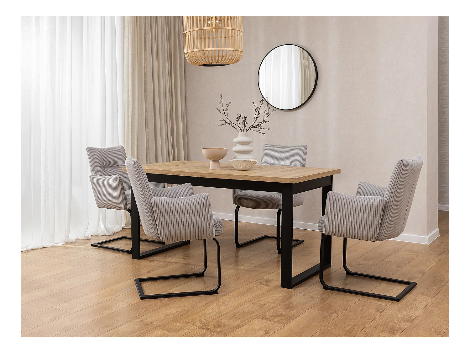 Chaise rembourrée au design moderne, en velours côtelé gris, avec accoudoirs et piètement luge en métal noir - Hera