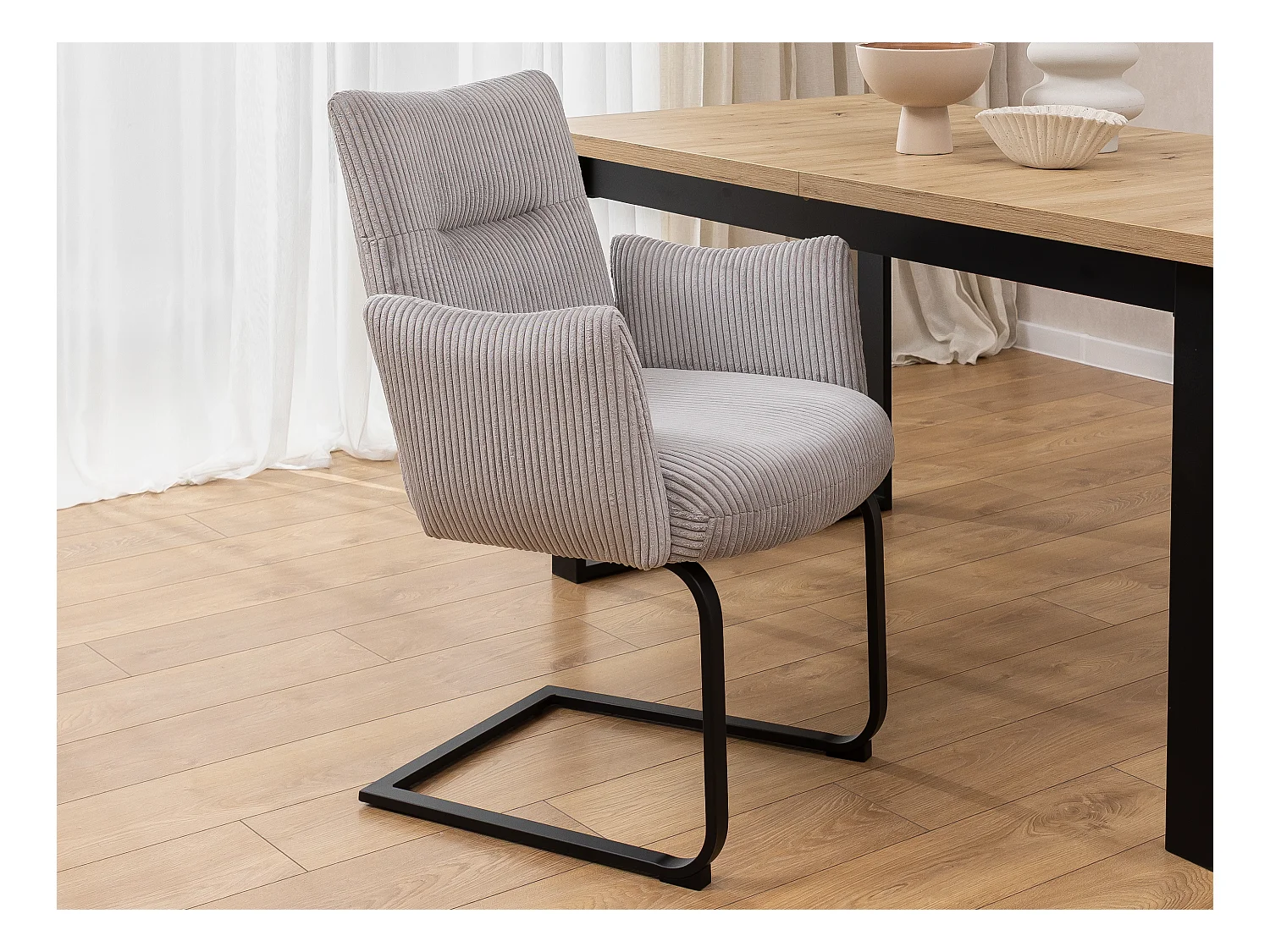 Chaise rembourrée au design moderne, en velours côtelé gris, avec accoudoirs et piètement luge en métal noir - Hera