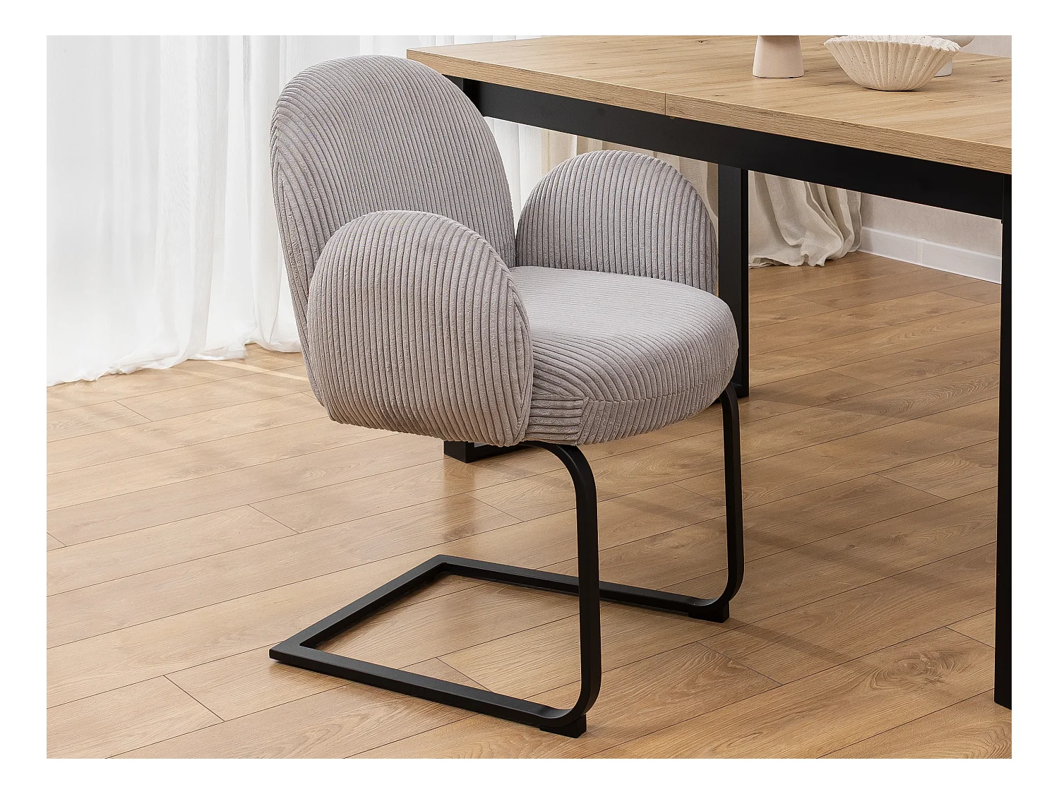 Chaise rembourrée de style Japandi au design arrondi, en velours côtelé gris avec une structure en métal noir - Vela