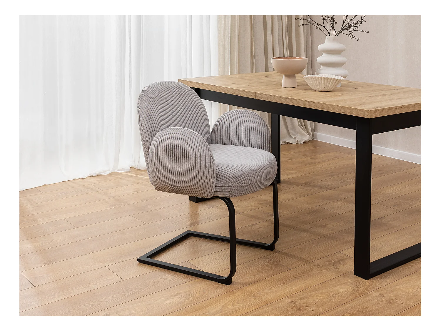 Chaise rembourrée de style Japandi au design arrondi, en velours côtelé gris avec une structure en métal noir - Vela