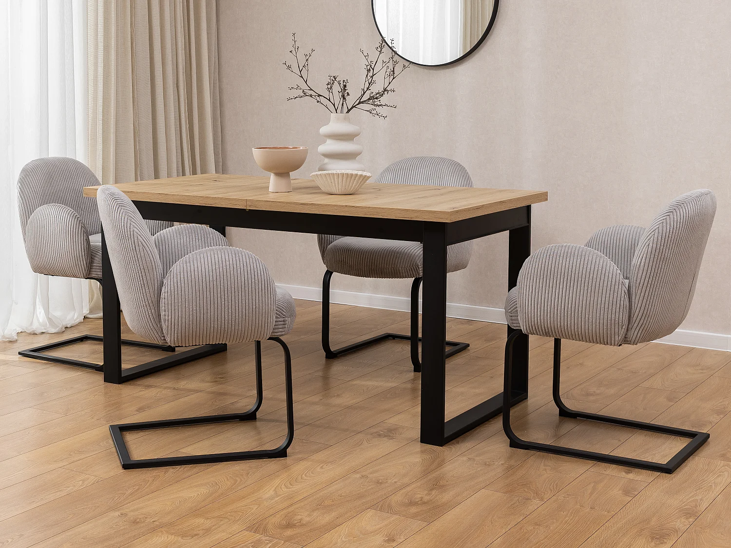 Chaise rembourrée de style Japandi au design arrondi, en velours côtelé gris avec une structure en métal noir - Vela