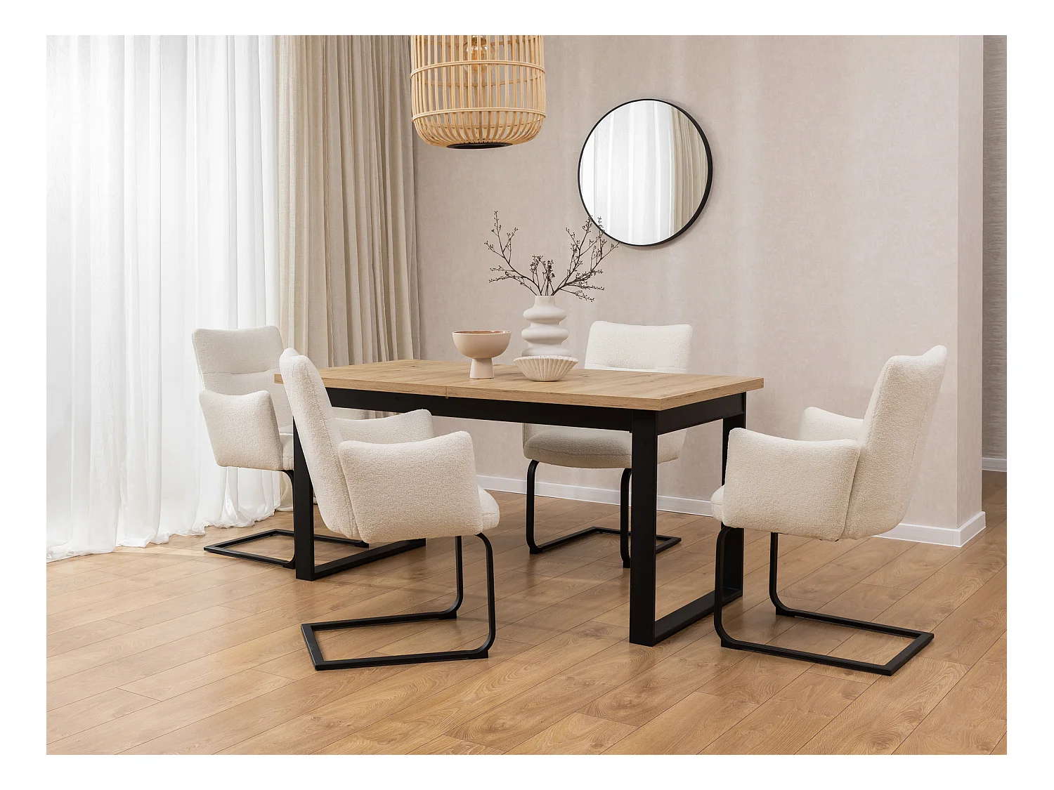 Lot de 2 chaises rembourrées au design moderne, en bouclé blanc, avec accoudoirs et piètement luge en métal noir - Hera