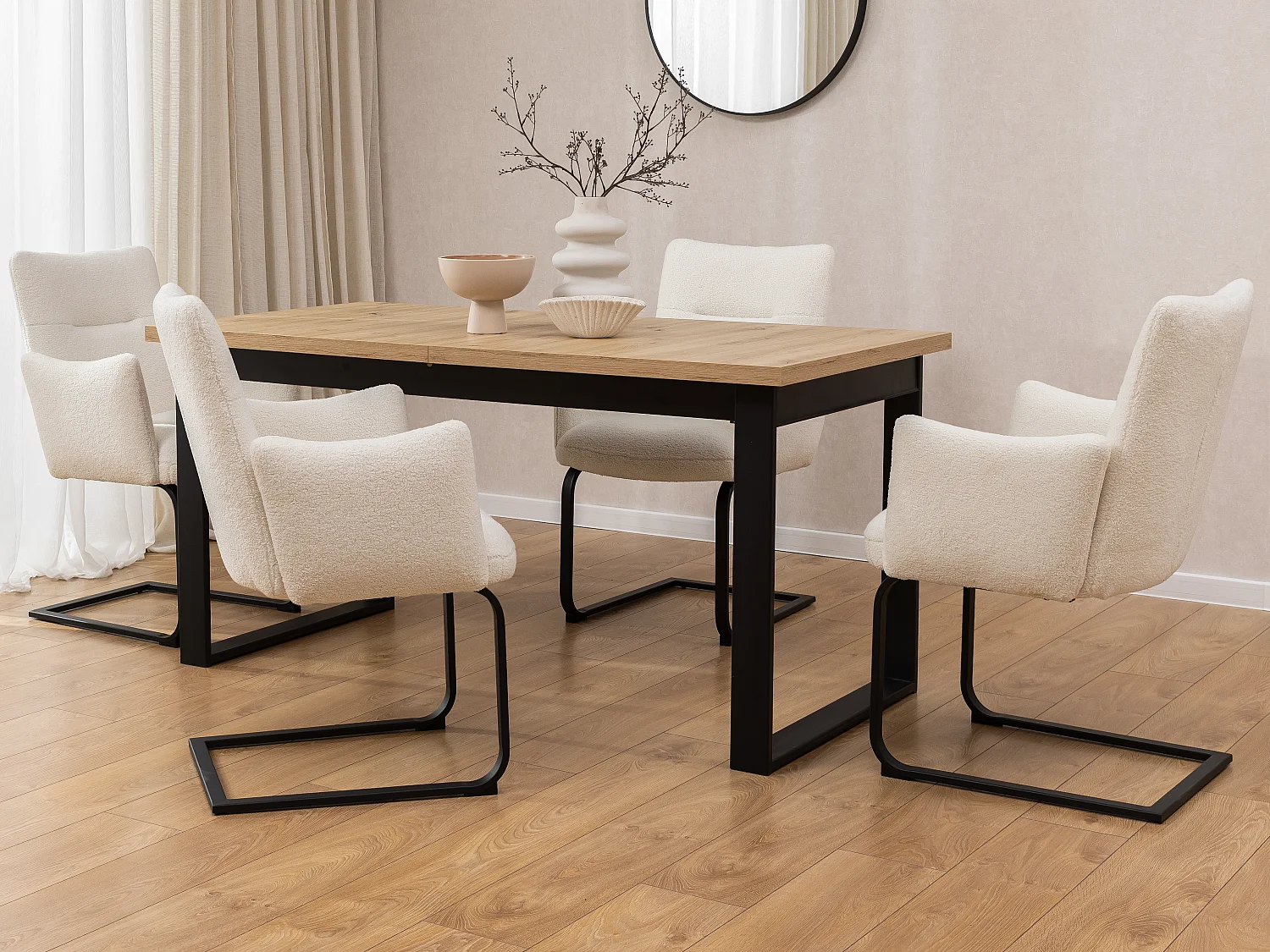 Lot de 2 chaises rembourrées au design moderne, en bouclé blanc, avec accoudoirs et piètement luge en métal noir - Hera