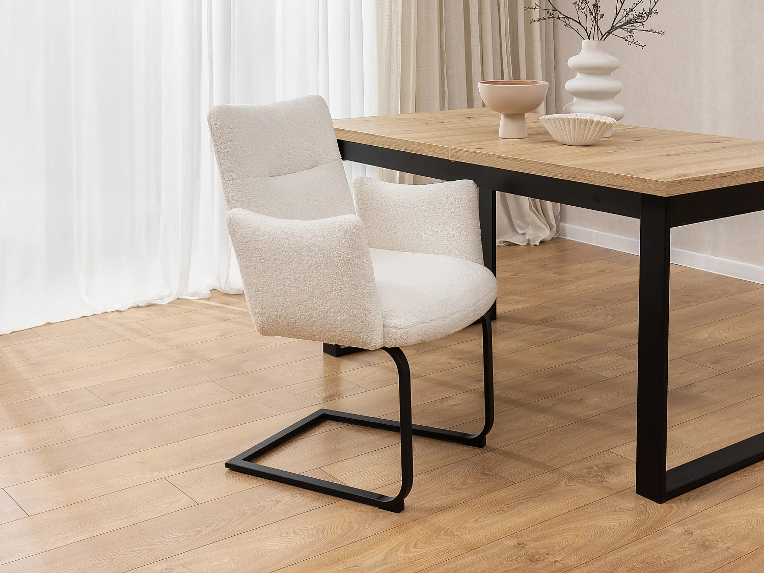 Lot de 2 chaises rembourrées au design moderne, en bouclé blanc, avec accoudoirs et piètement luge en métal noir - Hera