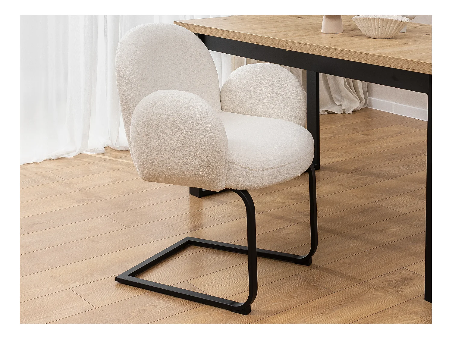 Chaise rembourrée de style Japandi au design arrondi, en bouclé blanc avec une structure en métal noir - Vela