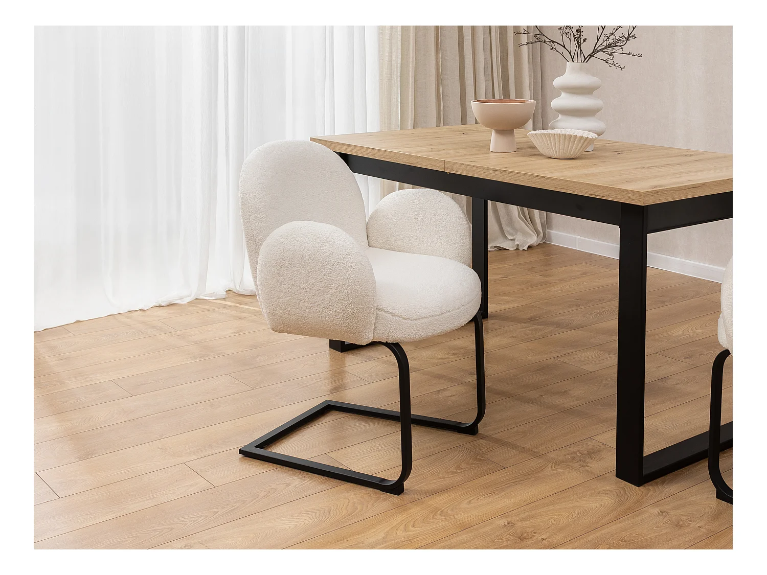 Chaise rembourrée de style Japandi au design arrondi, en bouclé blanc avec une structure en métal noir - Vela