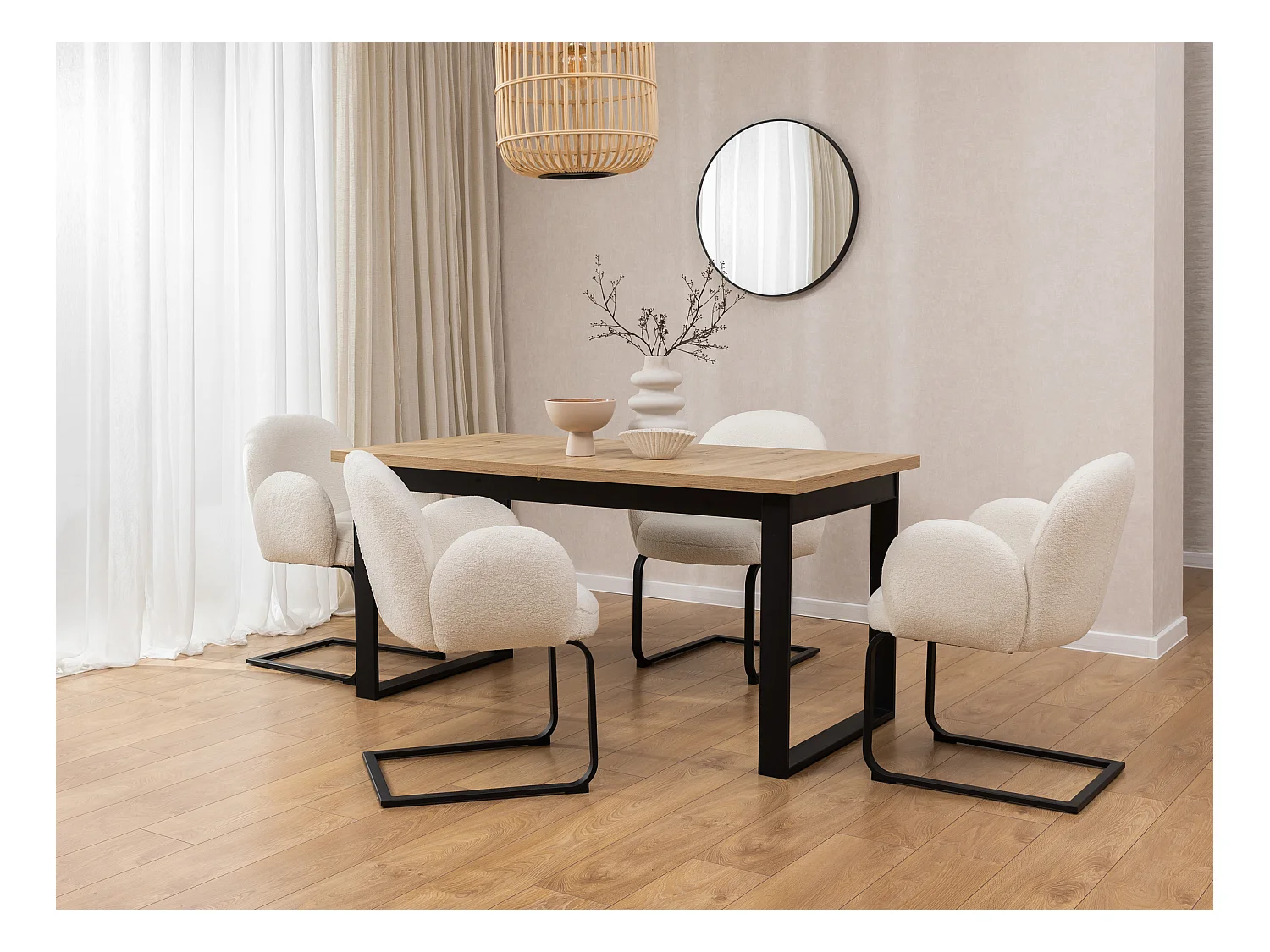 Chaise rembourrée de style Japandi au design arrondi, en bouclé blanc avec une structure en métal noir - Vela