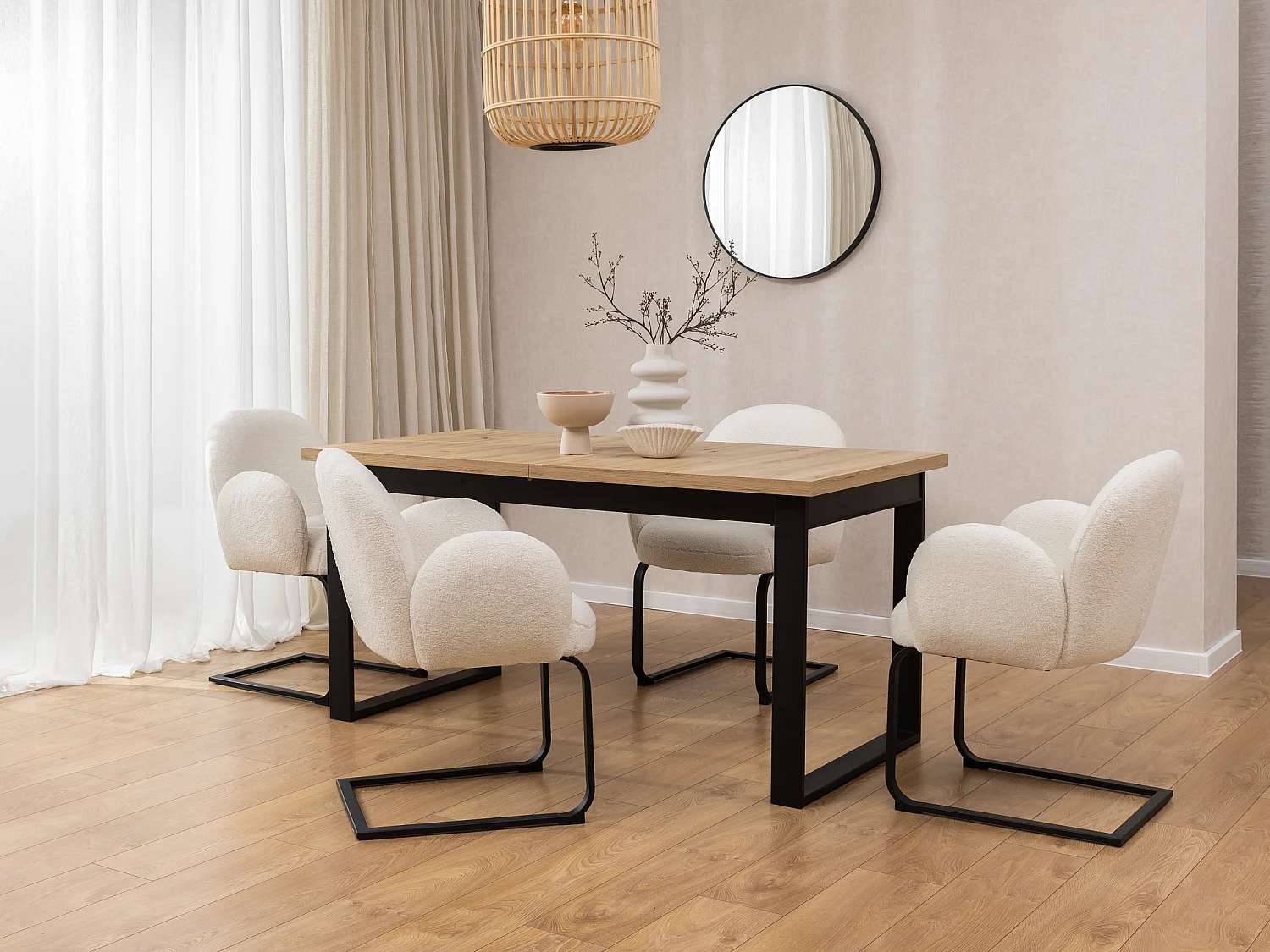 Chaise rembourrée de style Japandi au design arrondi, en bouclé blanc avec une structure en métal noir - Vela