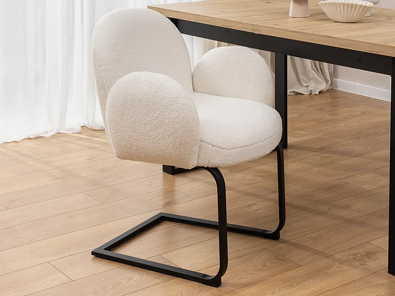 Chaise rembourrée de style Japandi au design arrondi, en bouclé blanc avec une structure en métal noir - Vela