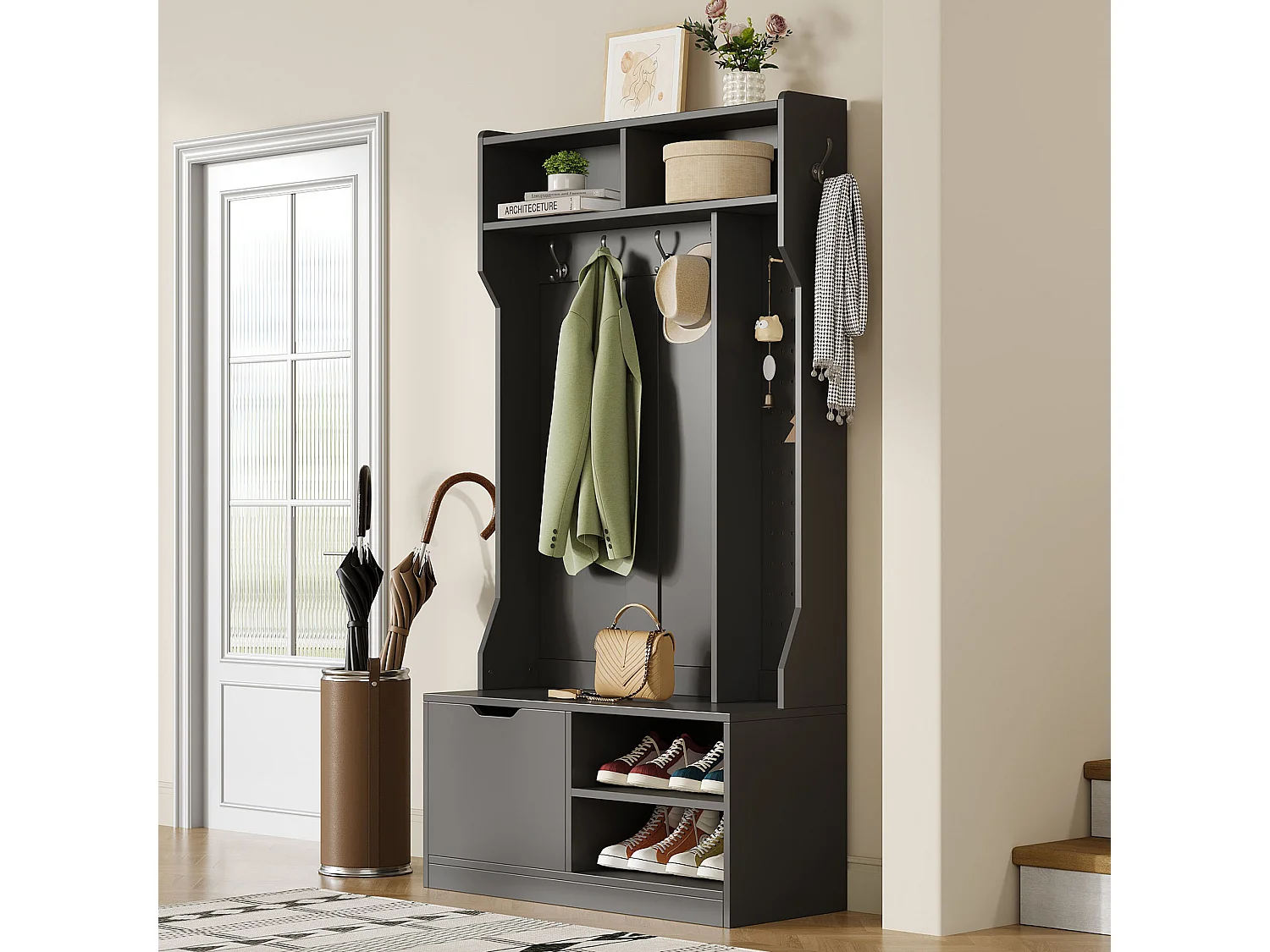 Schwarze Flurgarderobe mit einer Tür, vier offenen Fächern und sechs Haken
