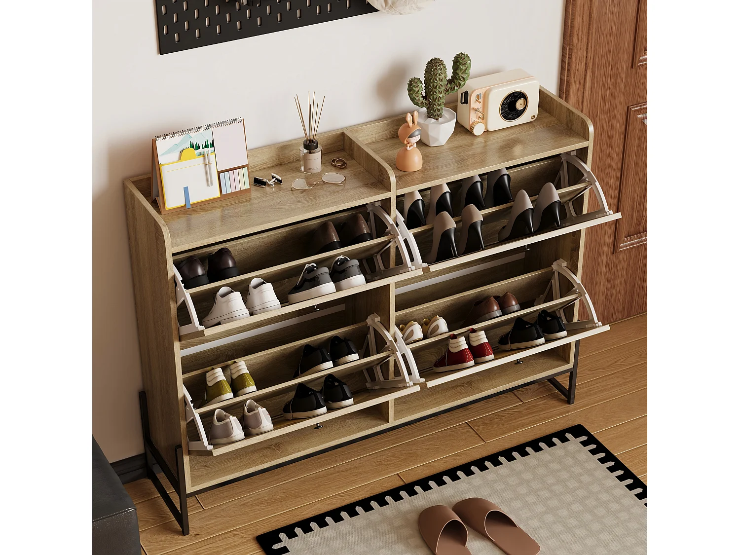 Meuble à chaussures couleur naturelle avec 4 portes en rotin, poignées noires et pieds en métal