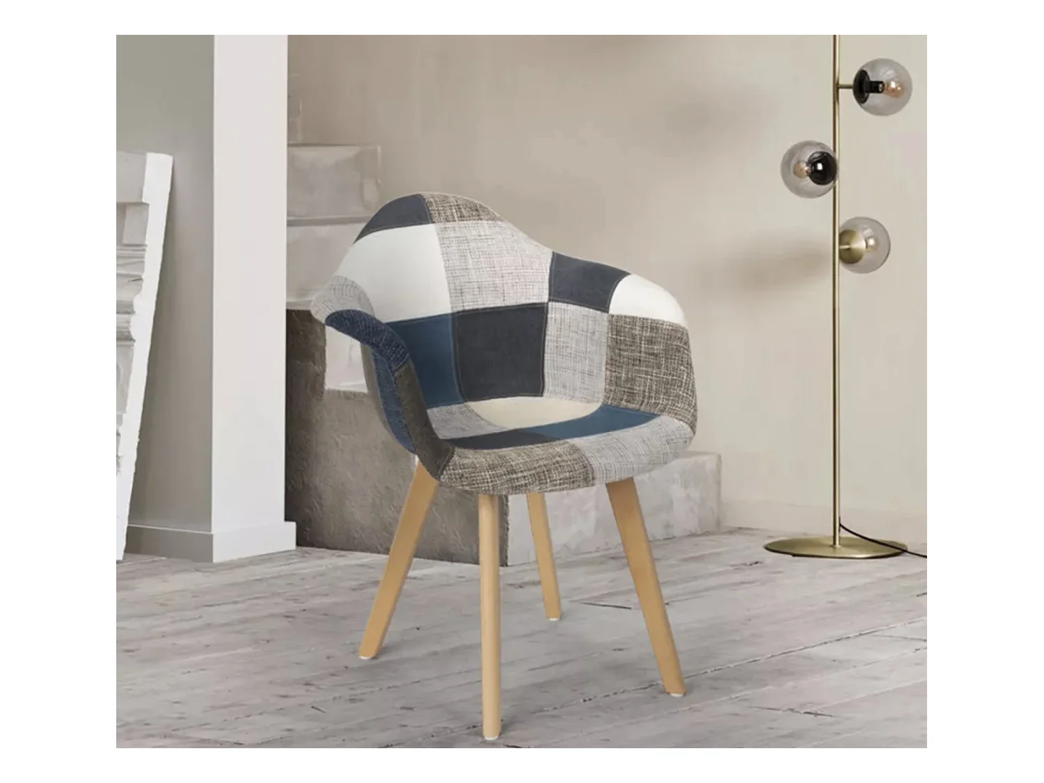 Fauteuil tissu patchwork bleu, gris, marron et pieds chêne clair Tarkal