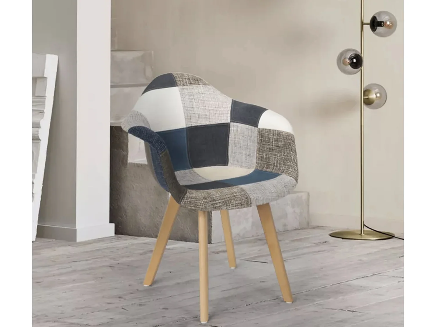 Fauteuil tissu patchwork bleu, gris, marron et pieds chêne clair Tarkal