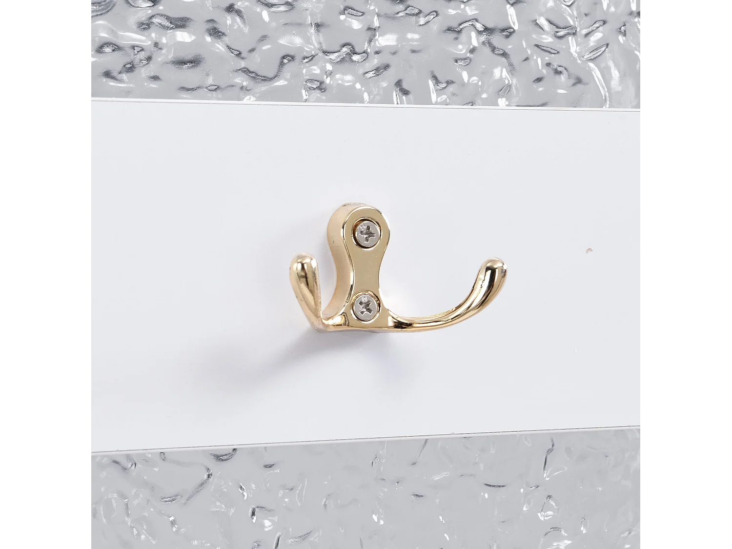 Weiße Garderobe mit 2 Türen und 1 Schublade, goldenen Griffen und Beinen