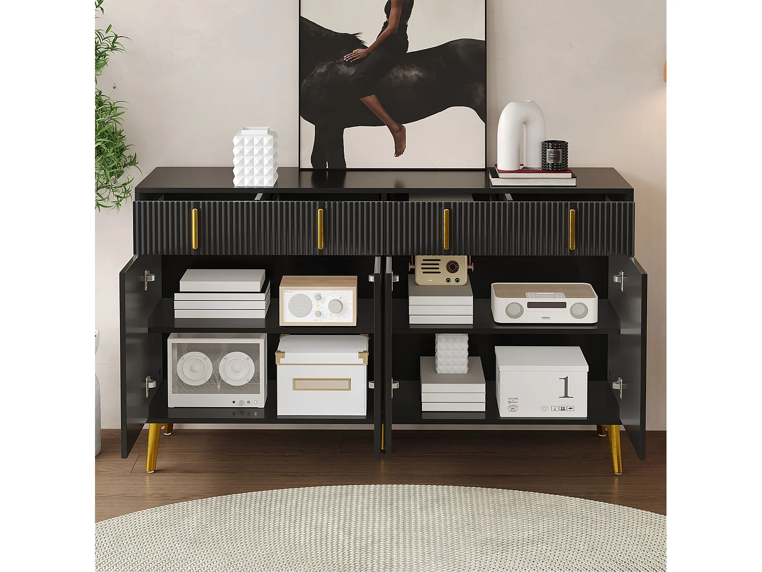 Buffet noir avec 4 portes et 4 tiroirs de rangement, poignées et pieds dorés