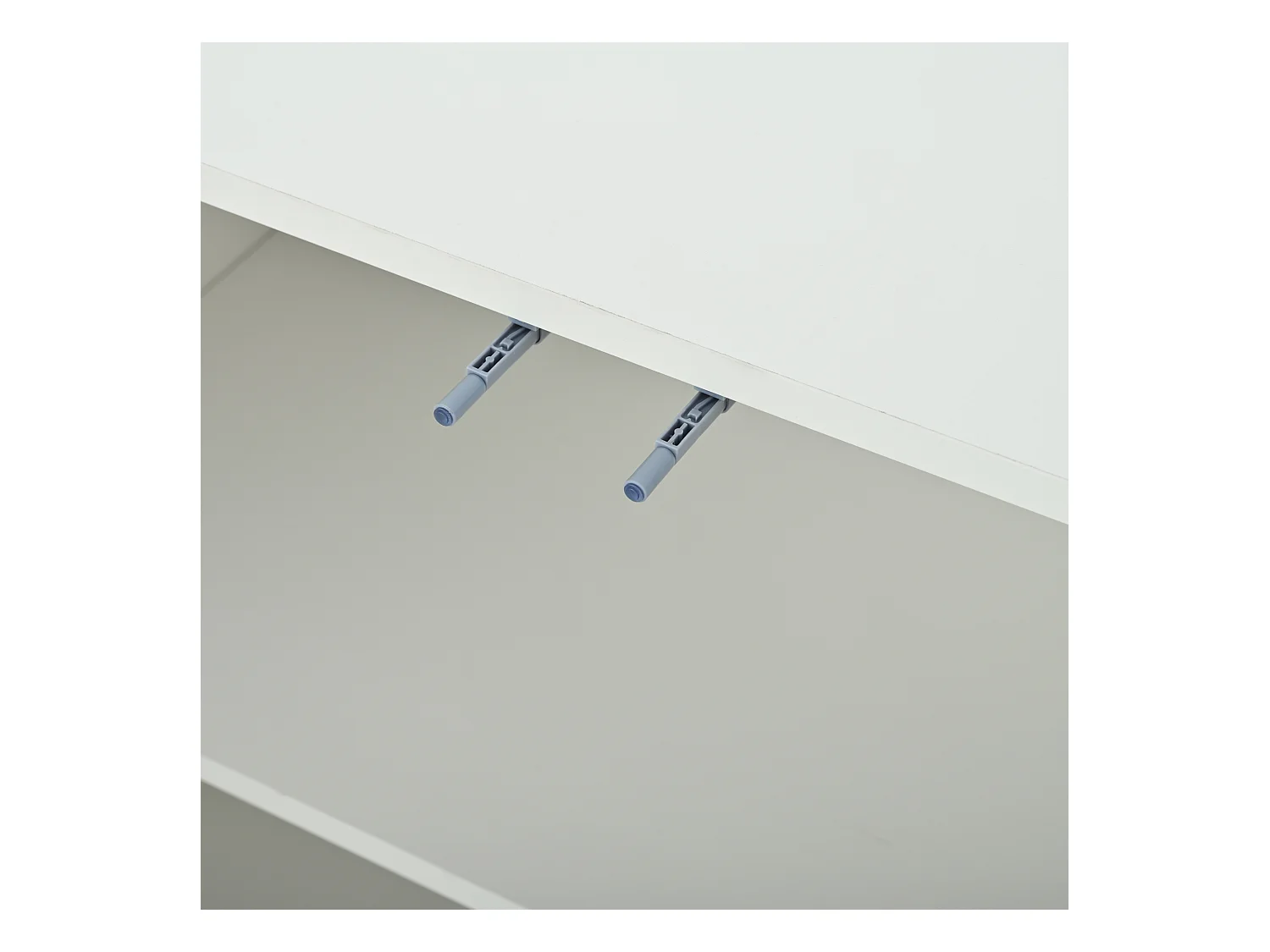 Buffet blanc avec 3 portes texturées et étagères réglables, pieds cylindriques - MDF