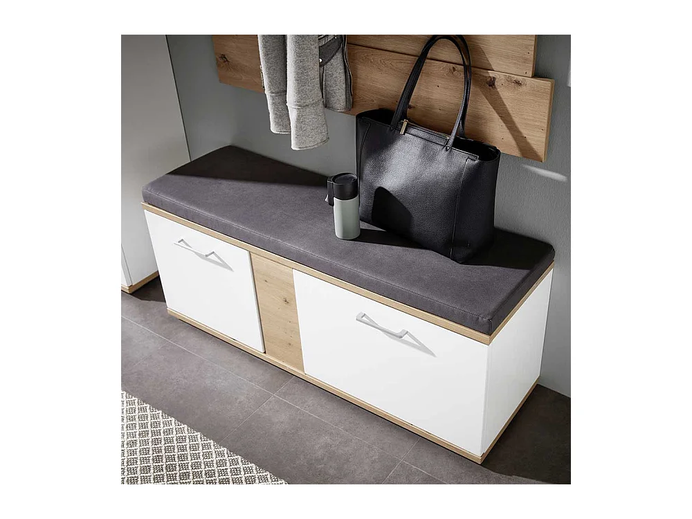 Flursitzbank in Wildeichefarben und Weiß einer Polsterauflage