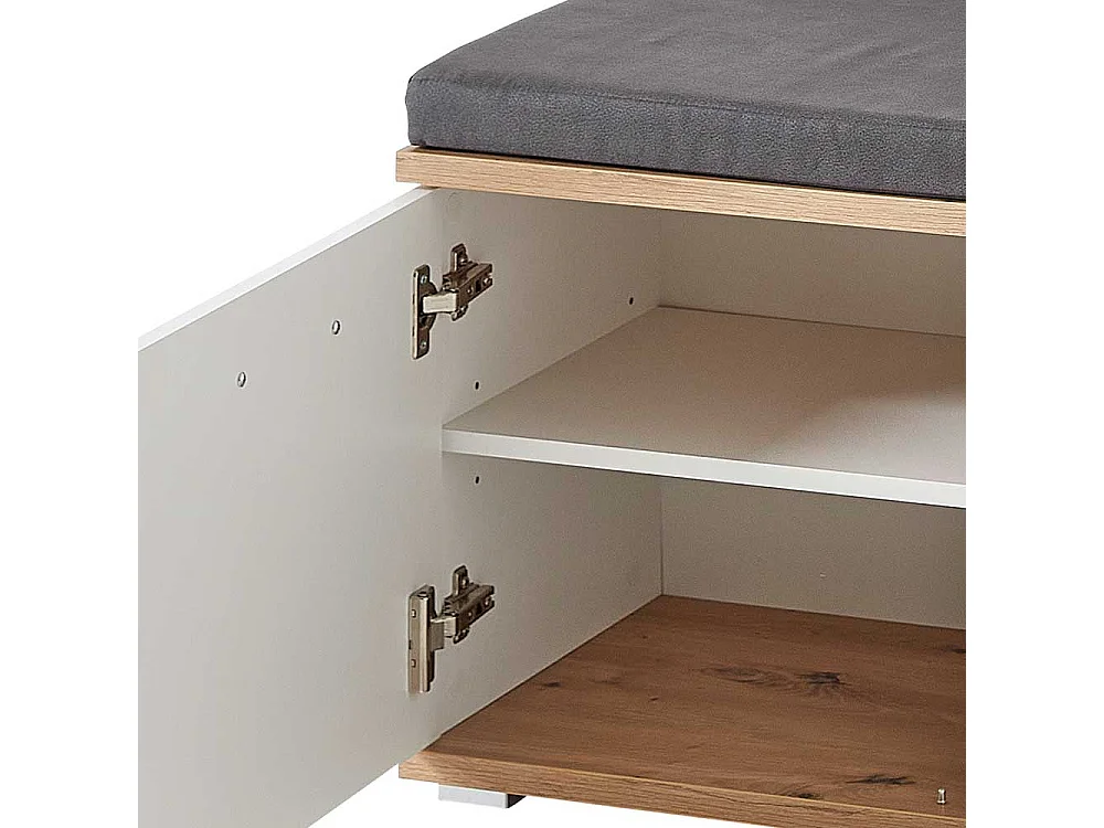 Flursitzbank in Wildeichefarben und Weiß einer Polsterauflage