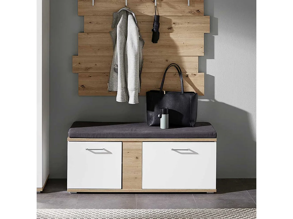 Flursitzbank in Wildeichefarben und Weiß einer Polsterauflage