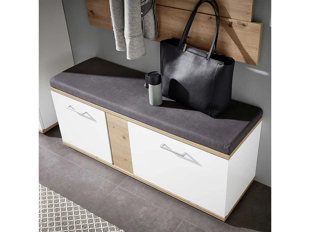 Flursitzbank in Wildeichefarben und Weiß einer Polsterauflage