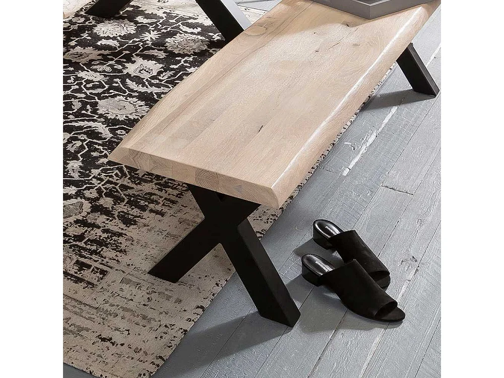 Baumkanten Esstischbank aus Eiche White Wash massiv X-Fußgestell in Schwarz