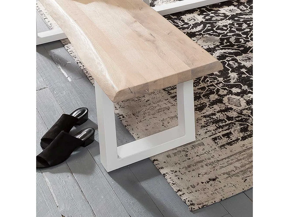 Baumkantenbank aus Eiche White Wash massiv Metall Bügelgestell