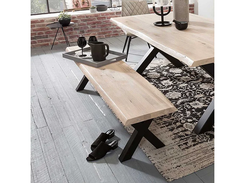 Baumkanten Esstischbank aus Eiche White Wash massiv X-Fußgestell in Schwarz