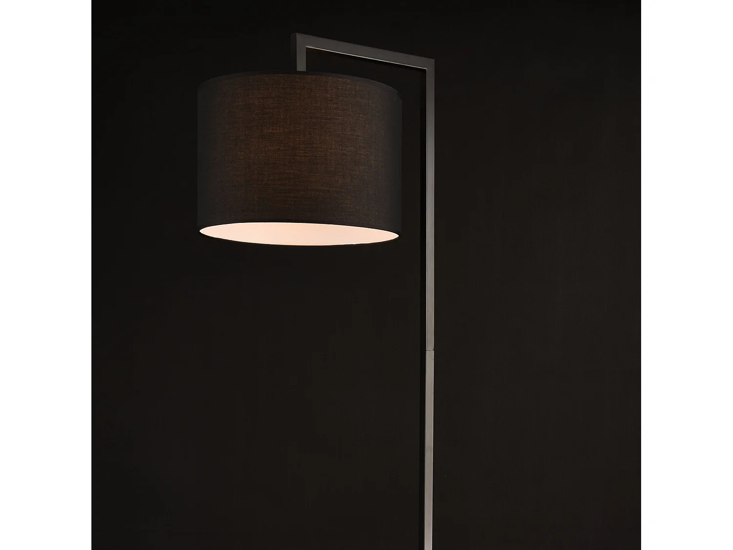 Candeeiro de pé candeeiro de pé com abajur de metal e tecido preto 161 cm 03_0002433