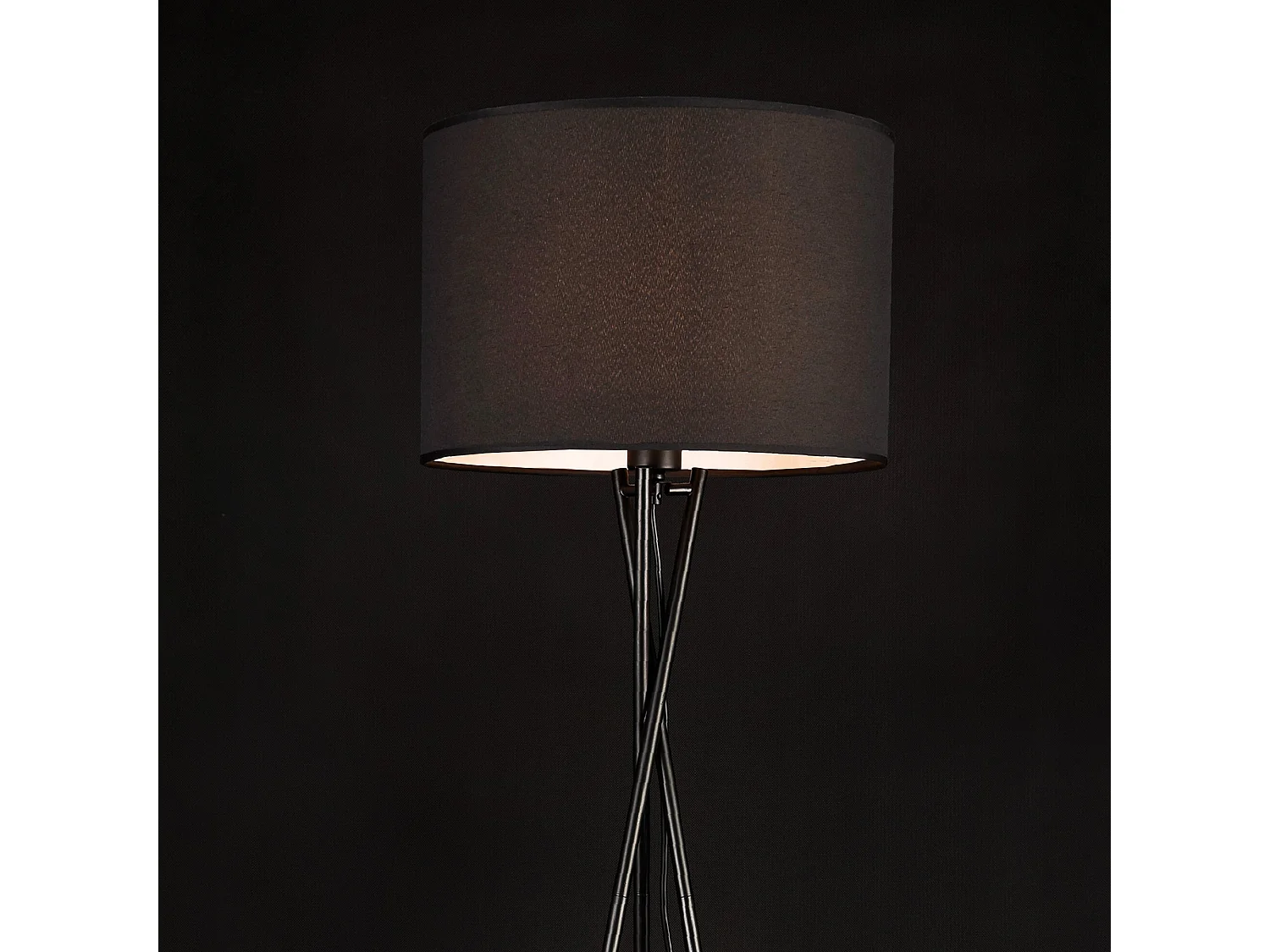 Candeeiro de pé com tripé moderno candeeiro de pé com design e27 tecido metálico altura 154 cm preto 03_0005255