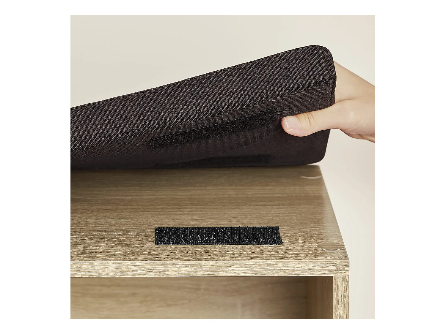 Zapatero Valora con asiento acolchado – Roble Sonoma y tela de lino marrón oscuro