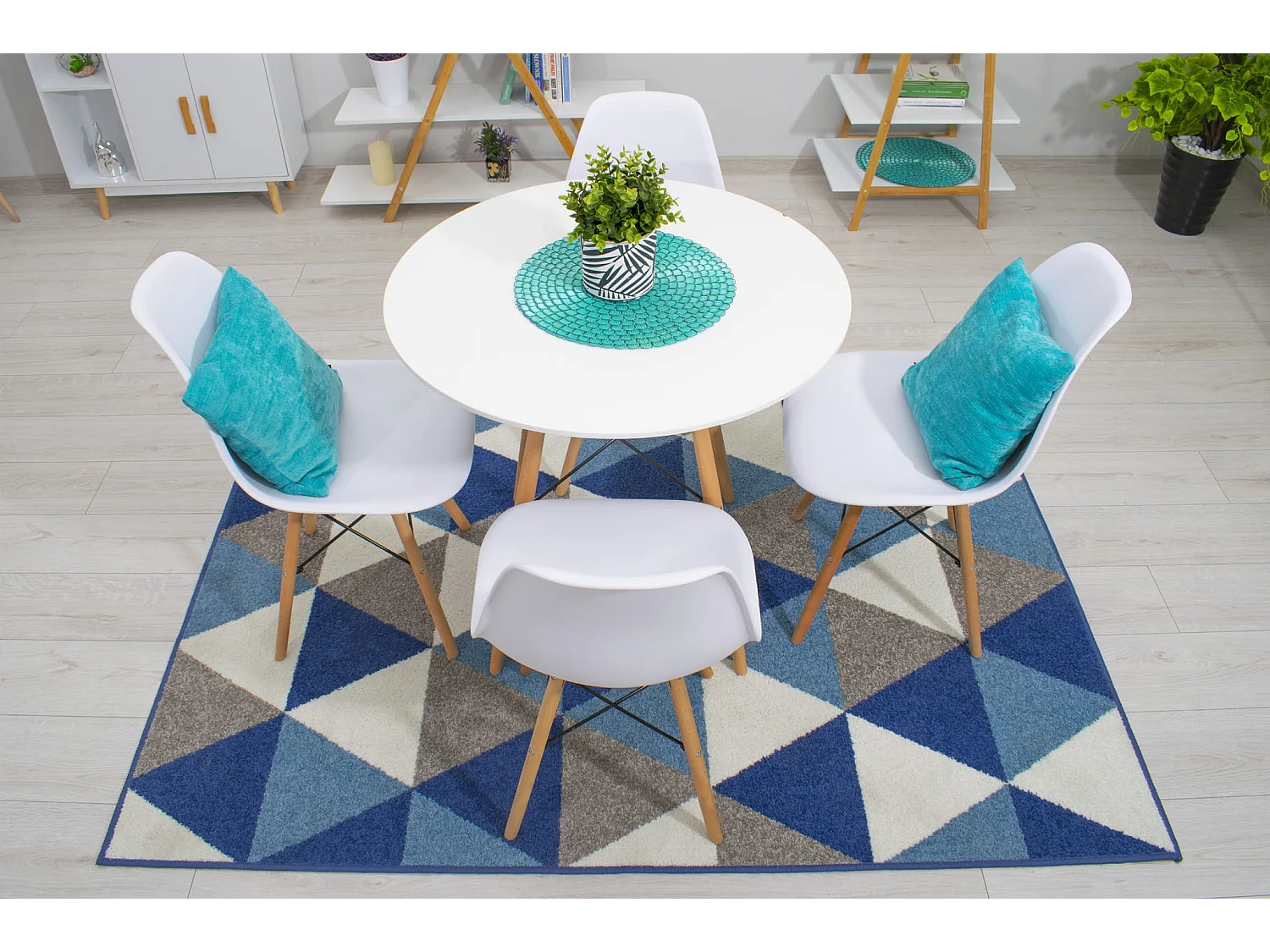 Ensemble Valora – Table ronde blanche KOVA Ø80 + 4 chaises blanches OSAKA