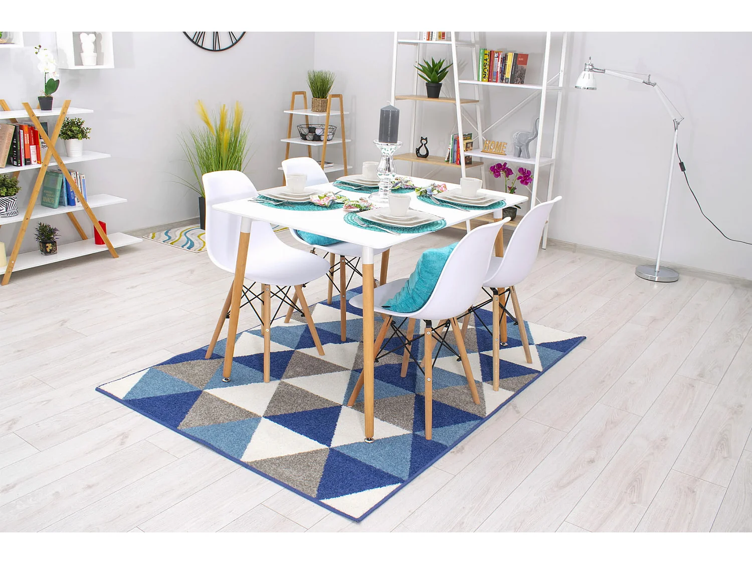 Ensemble Valora – Table ronde blanche KOVA Ø80 + 4 chaises blanches OSAKA