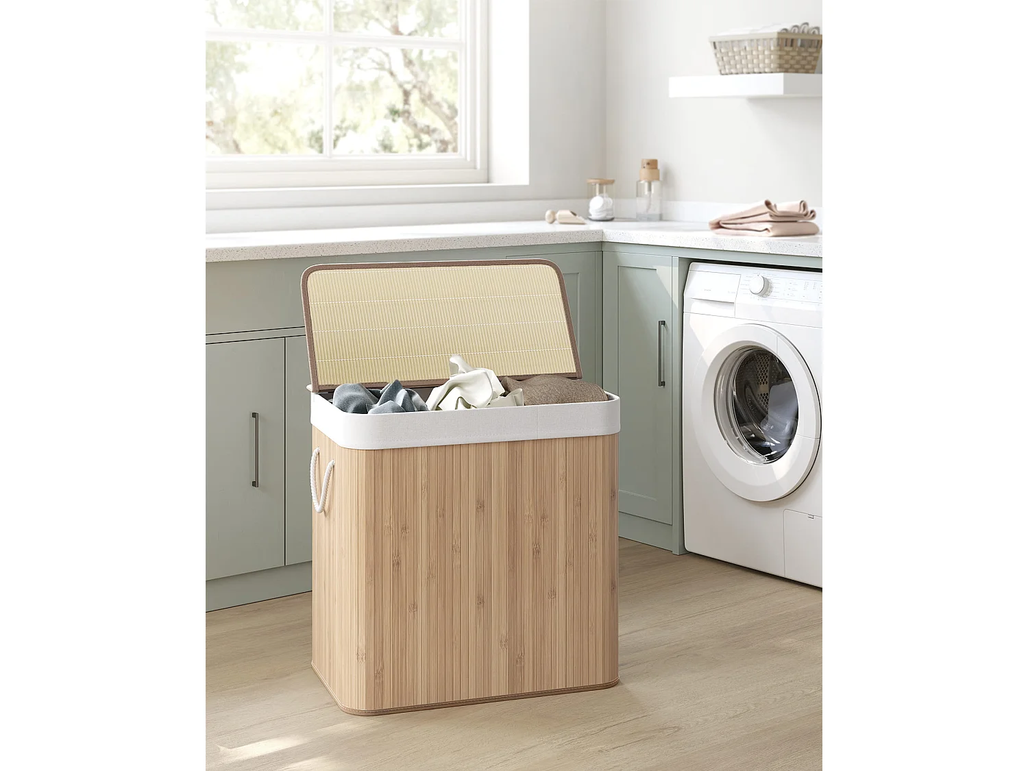 Cesta para la colada de bambú natural Valora de 3 compartimentos y 150 l con tapa