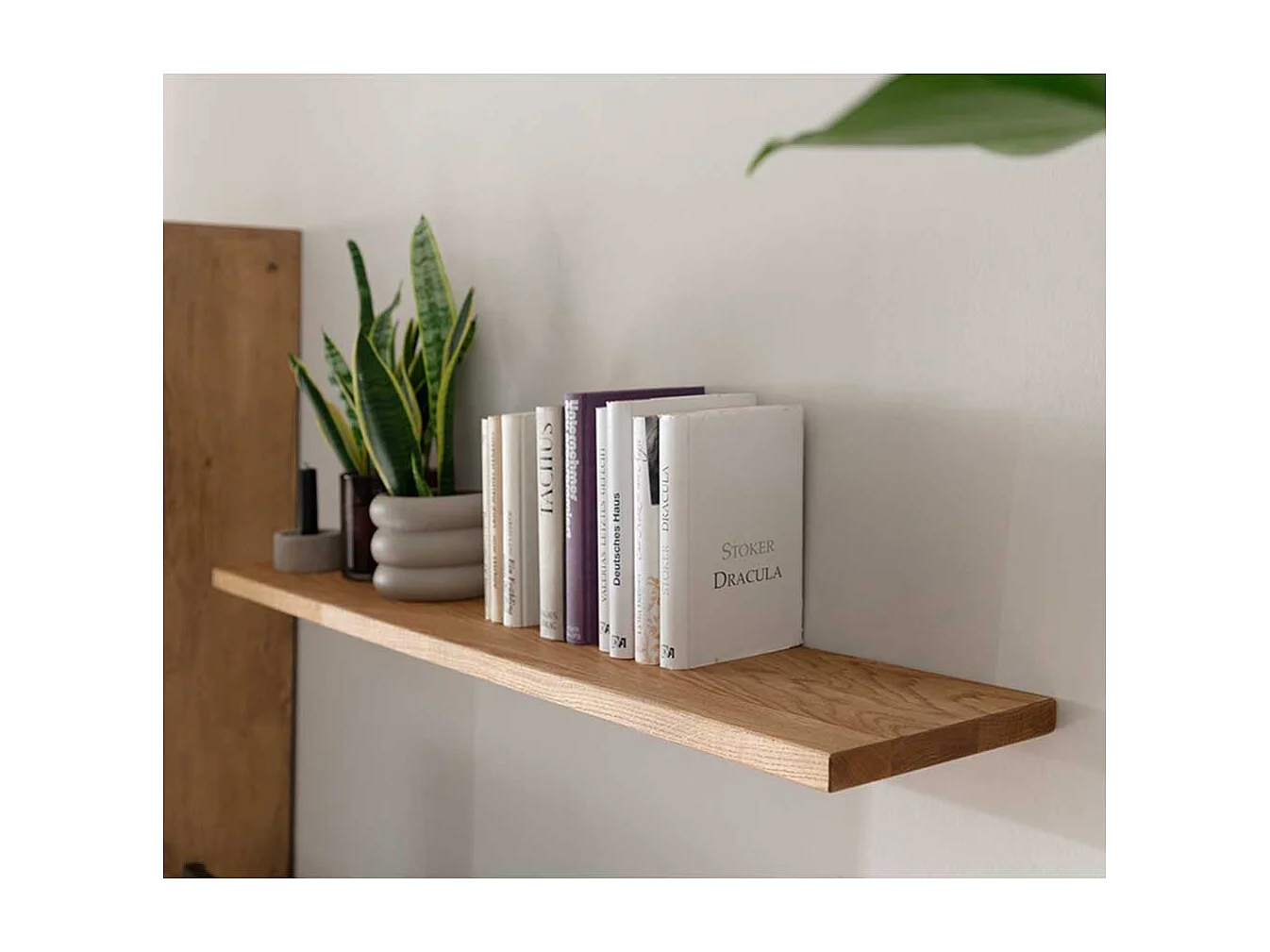 Wandregal aus Wildeiche Massivholz modernem Design