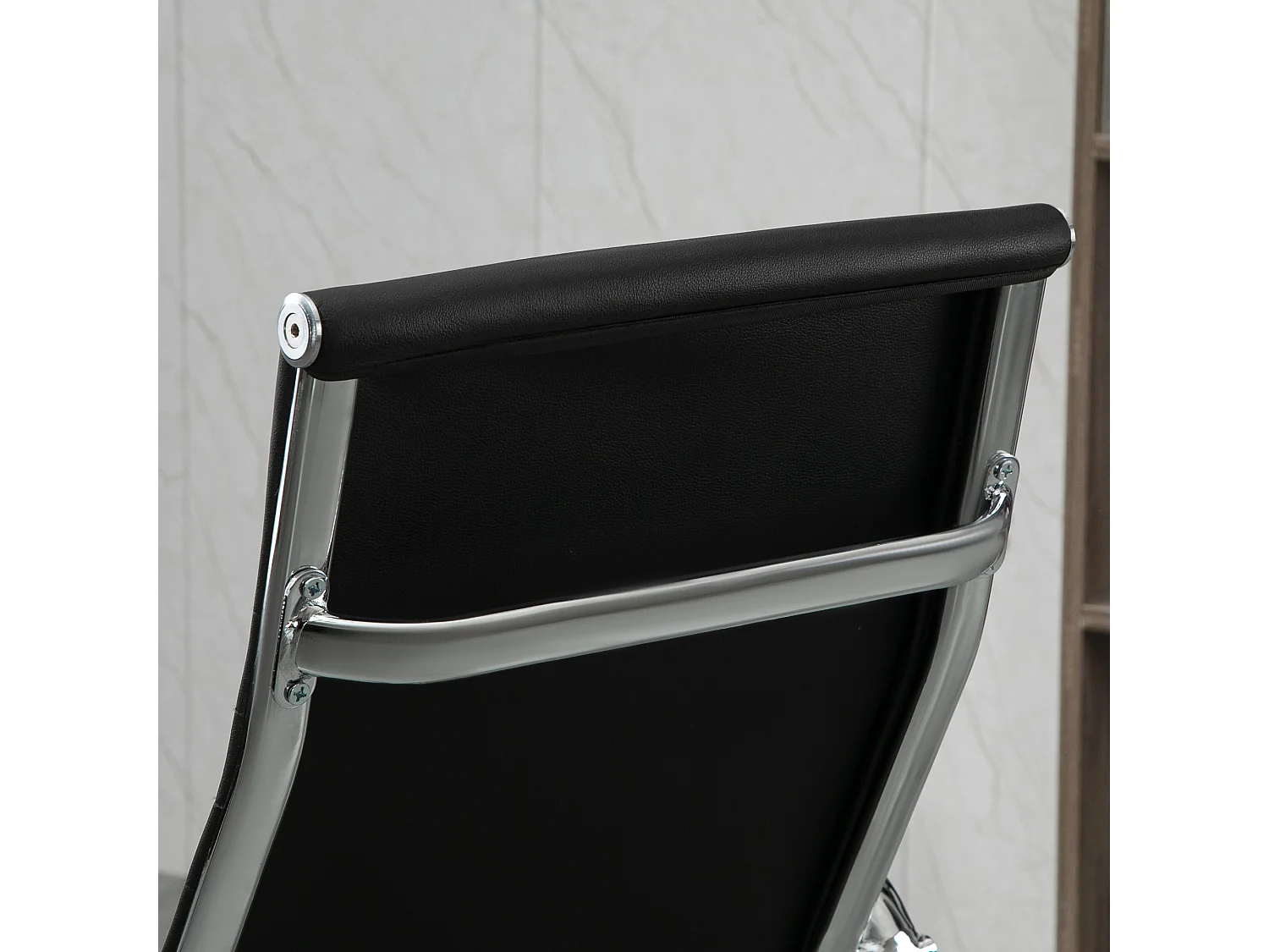 Cadeira executiva ergonômica, altura ajustável, assento acolchoado em couro sintético e espuma, preta, confortável para escritório