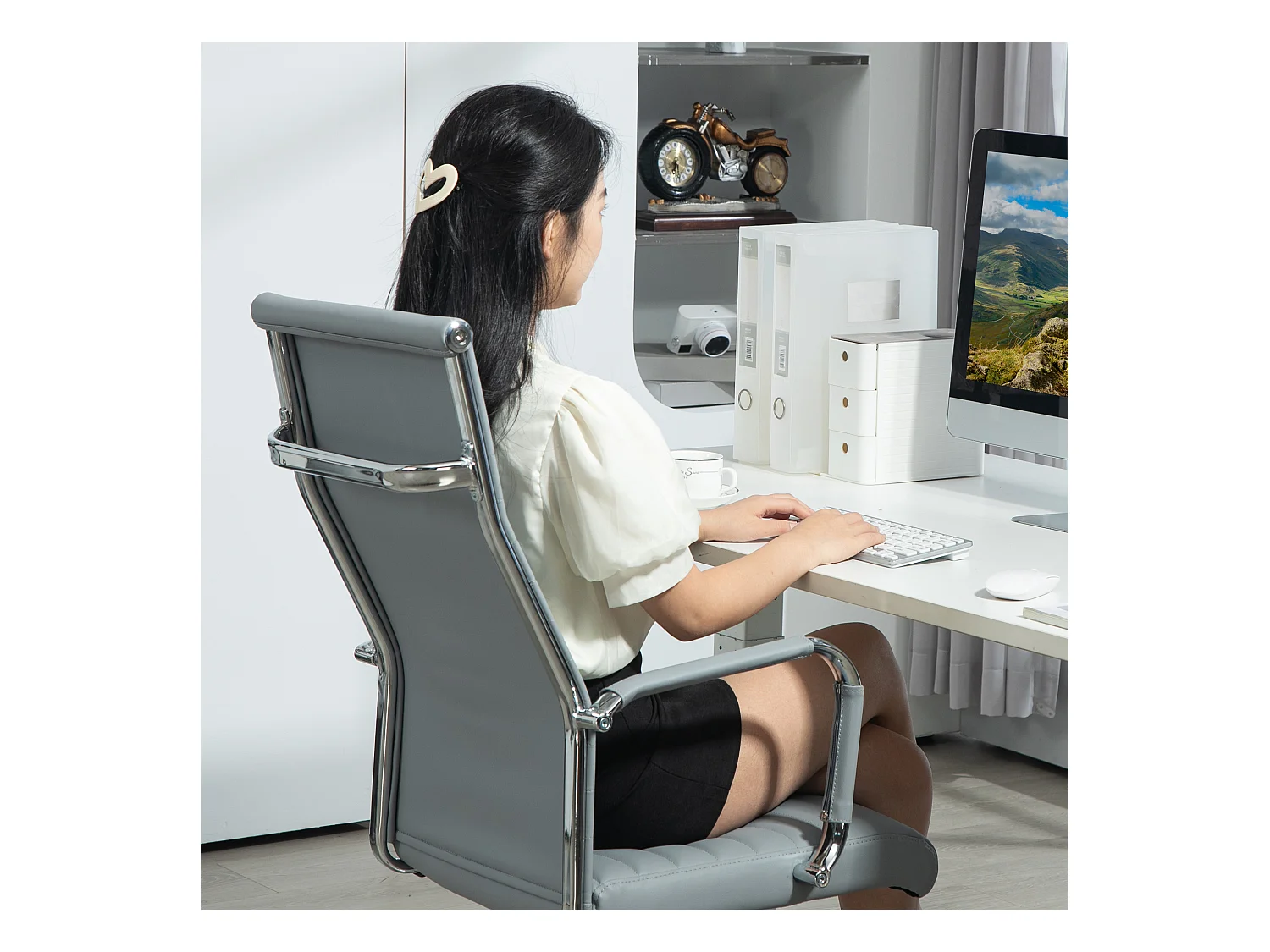 Fauteuil de bureau ergonomique avec fonction bascule et accoudoirs, réglable en hauteur, chaise d'ordinateur en simili cuir gris clair