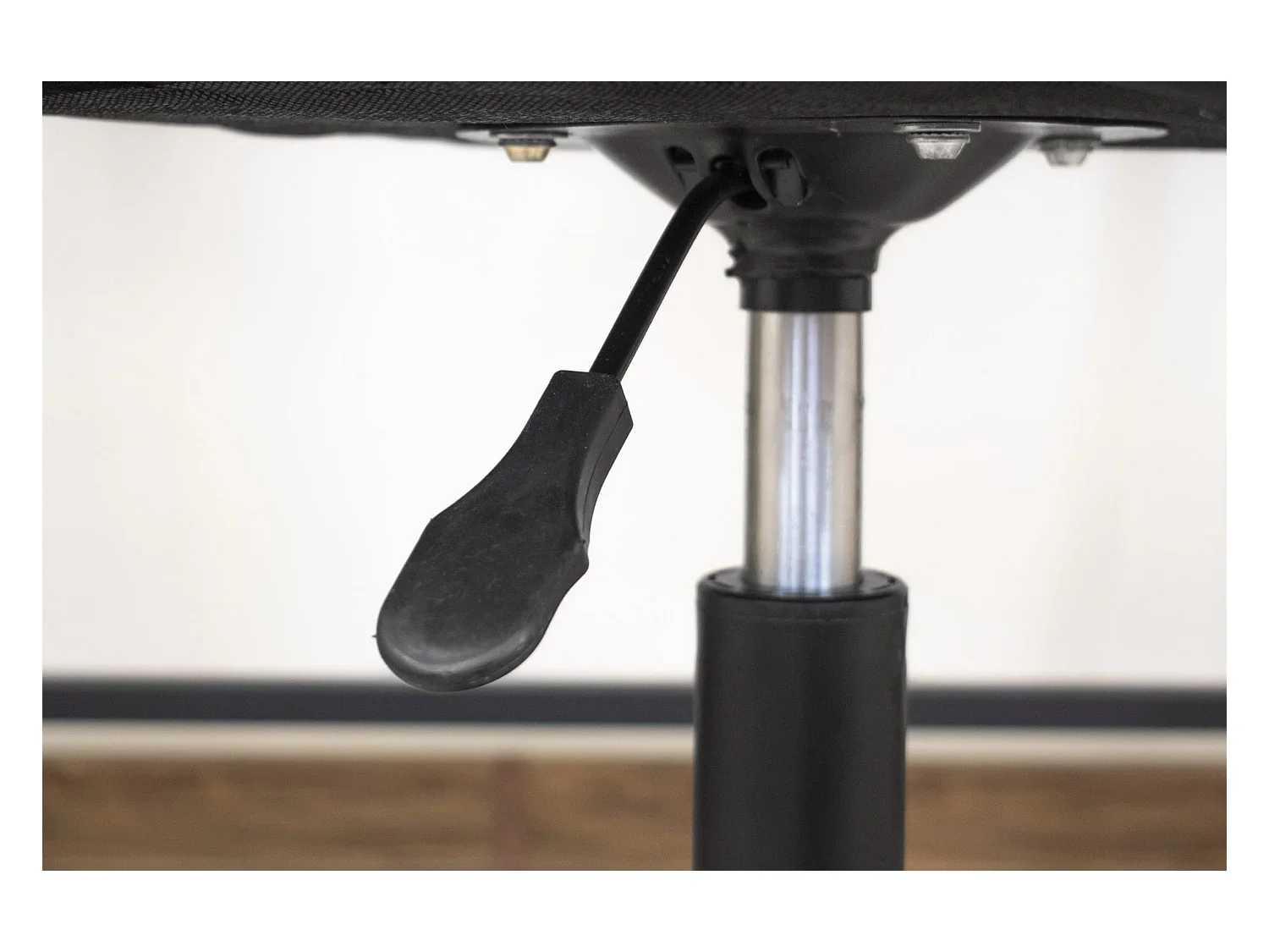 Krzesło obrotowe Valora FETO z czarnej ekoskóry | Nowoczesne siedzisko biurowe