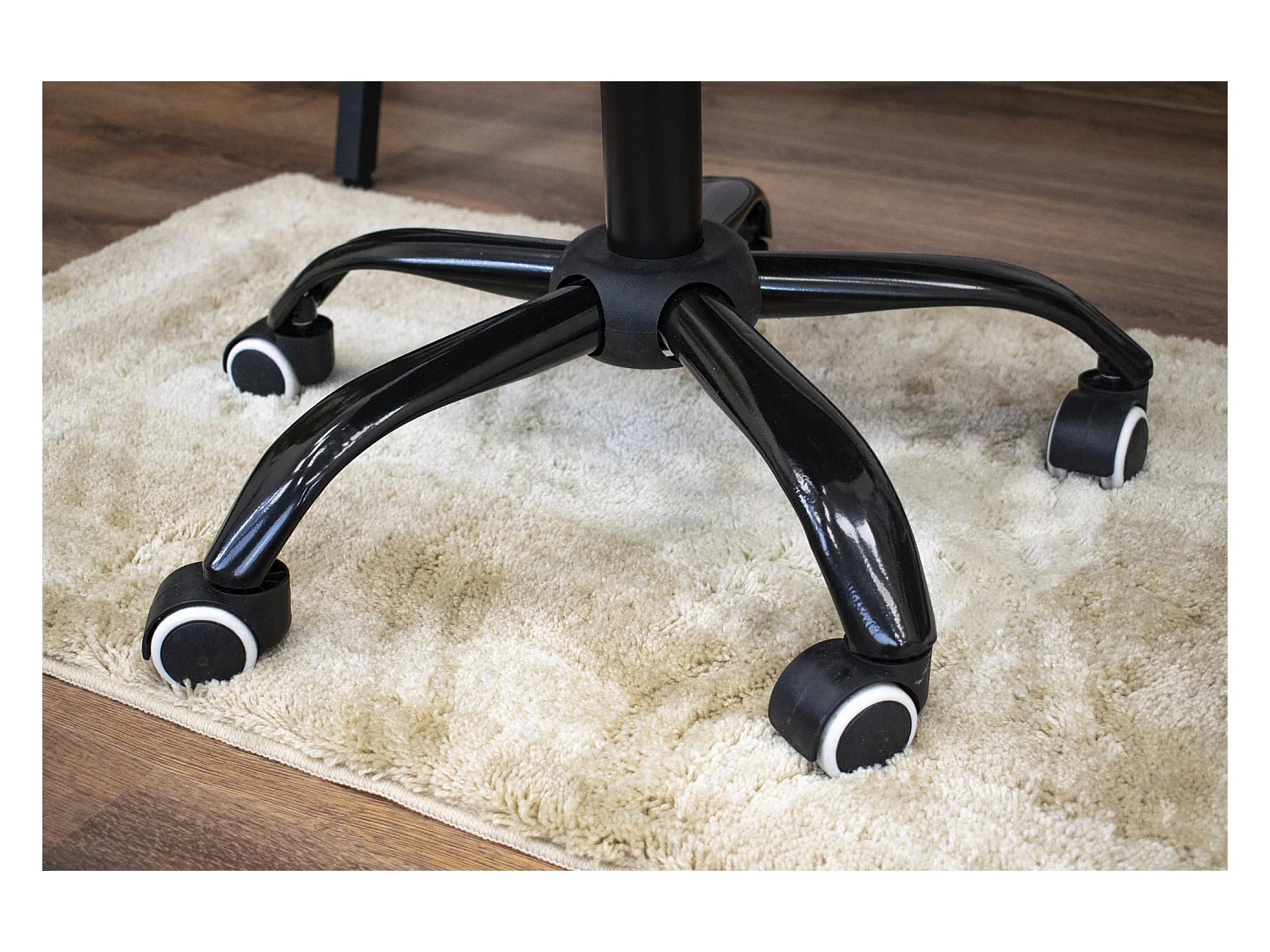 Krzesło obrotowe Valora FETO z czarnej ekoskóry | Nowoczesne siedzisko biurowe