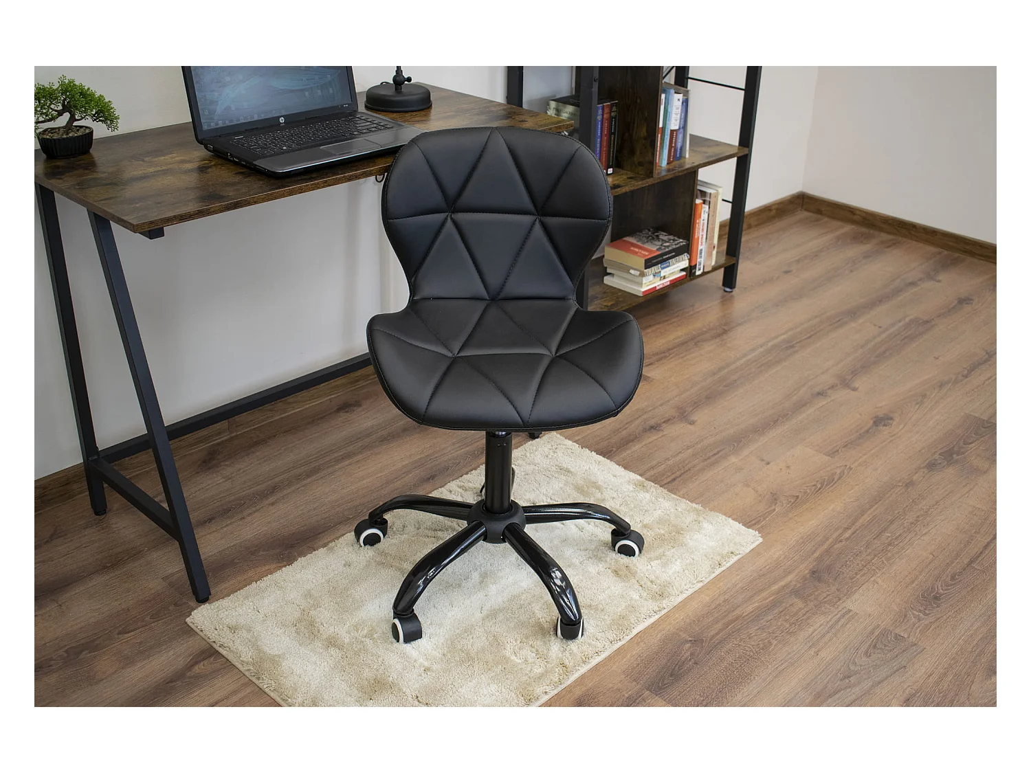 Krzesło obrotowe Valora FETO z czarnej ekoskóry | Nowoczesne siedzisko biurowe