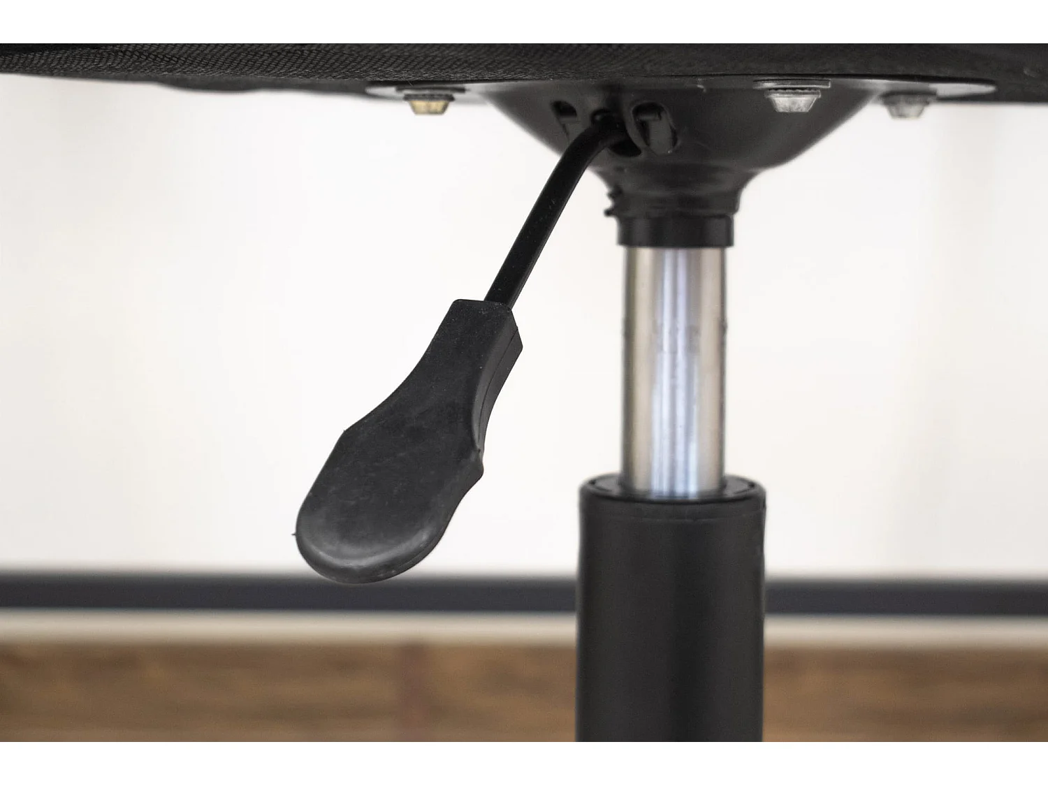 Cadeira giratória Valora FETO couro preto assento escritório