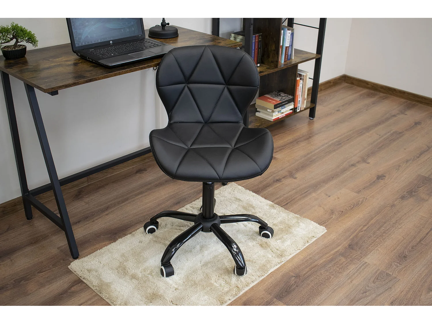 Cadeira giratória Valora FETO couro preto assento escritório