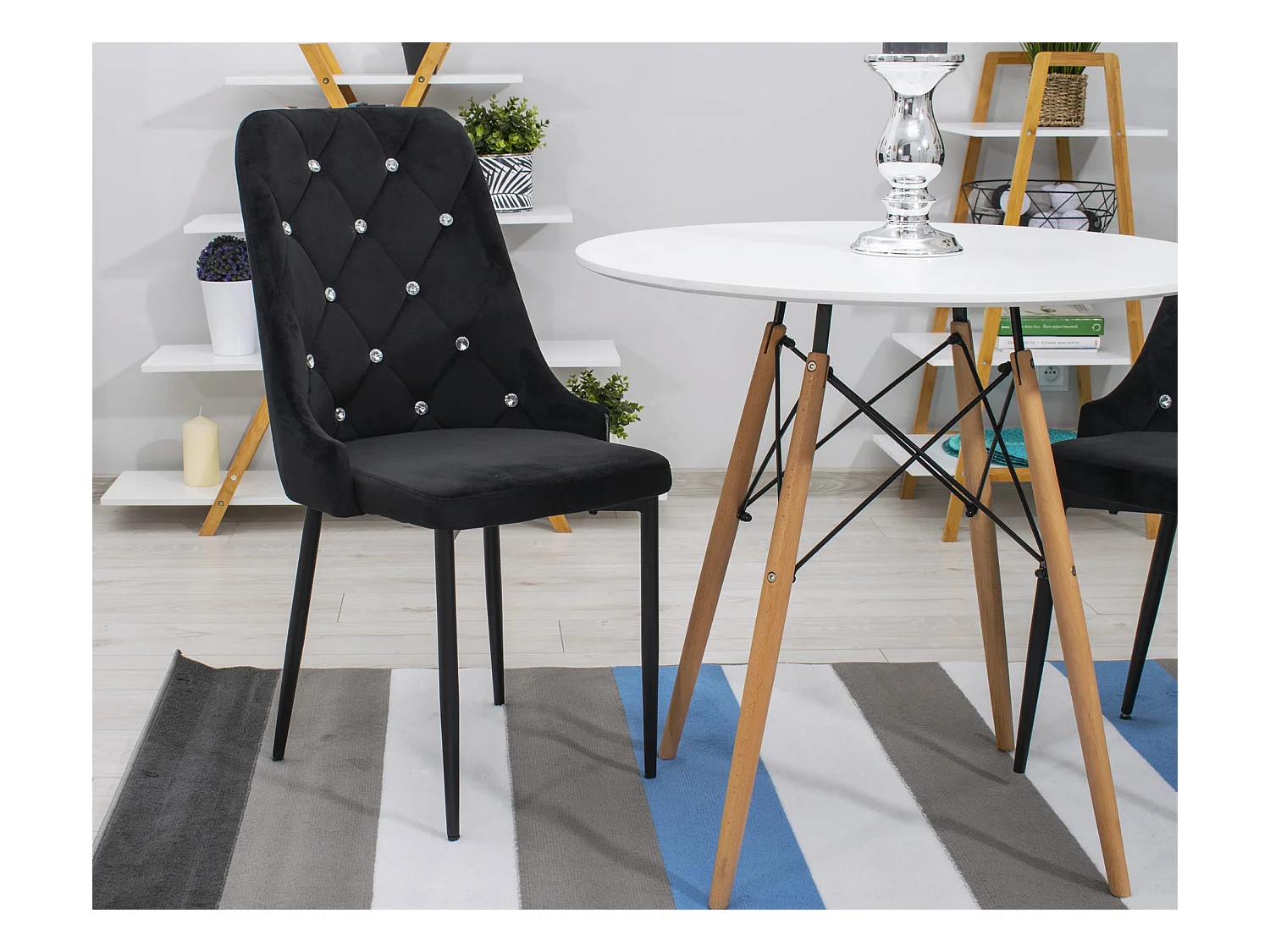Chaise Valora REMI en velours noir avec pieds en métal x4