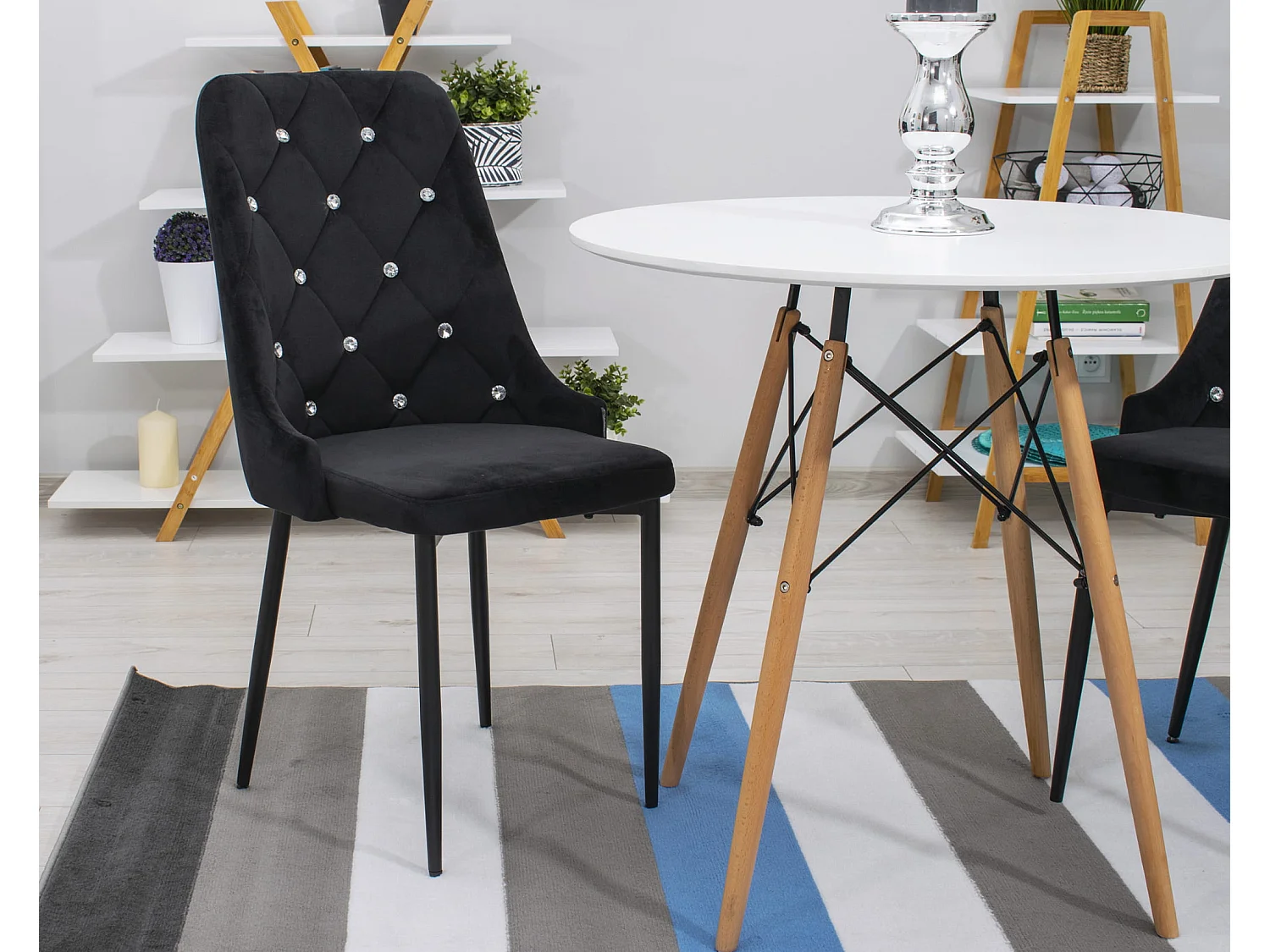 Chaise Valora AMORE en velours noir avec pieds en métal x1