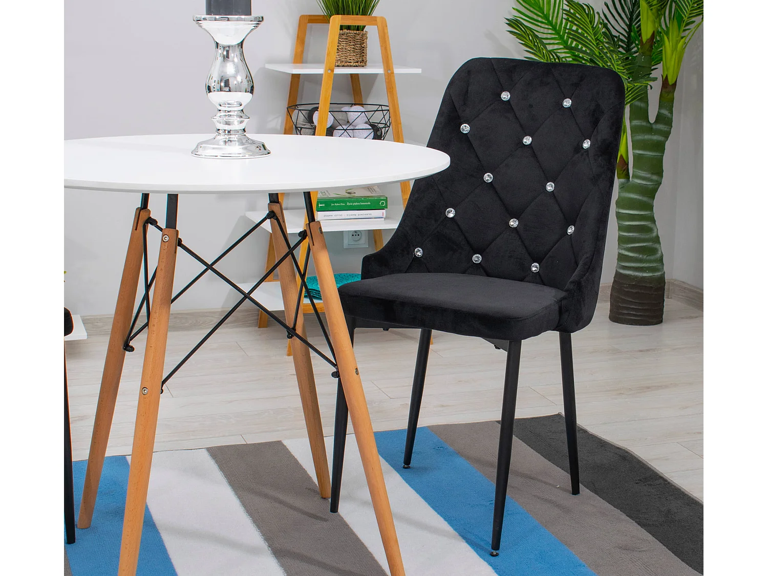 Chaise Valora AMORE en velours noir avec pieds en métal x1