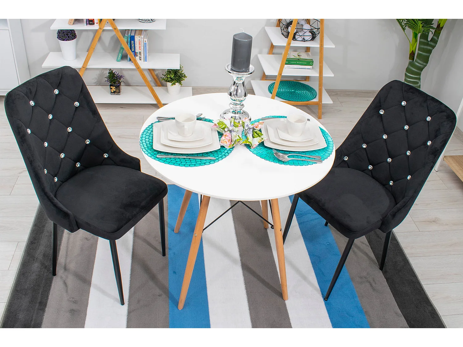 Chaise Valora AMORE en velours noir avec pieds en métal x1