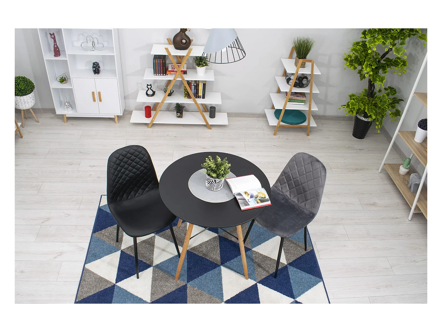 Chaise Valora DAPI en velours gris foncé avec pieds en métal x1