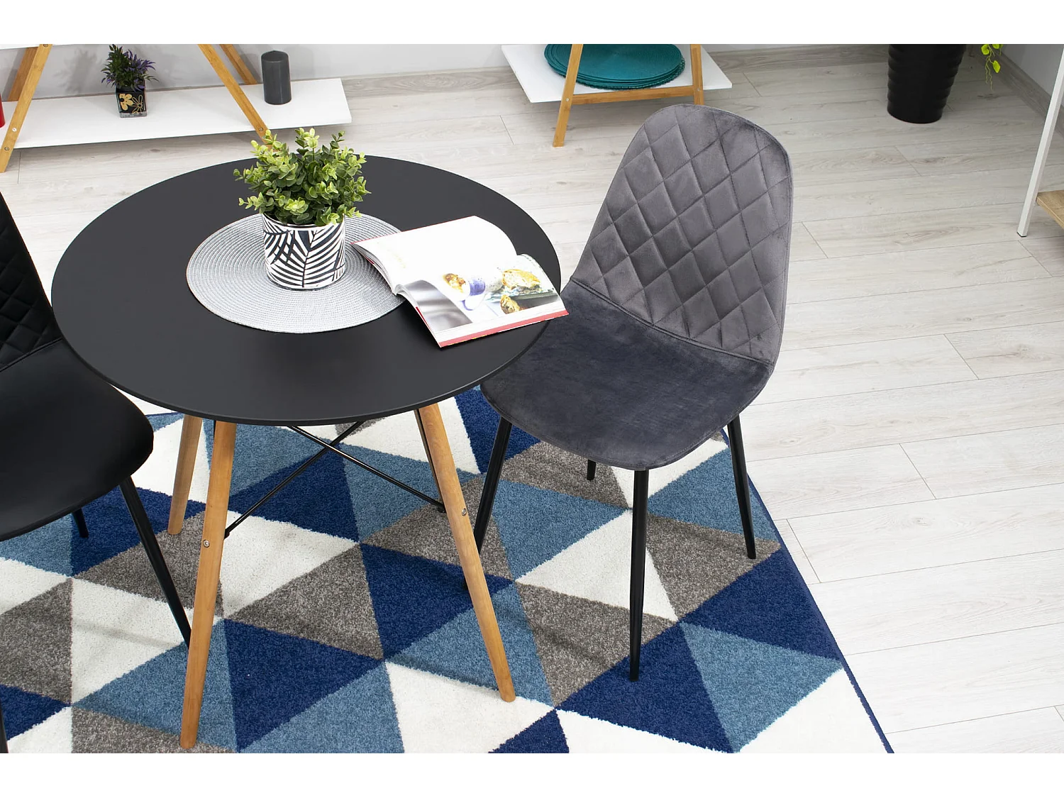 Chaise Valora DAPI en velours gris foncé avec pieds en métal x1